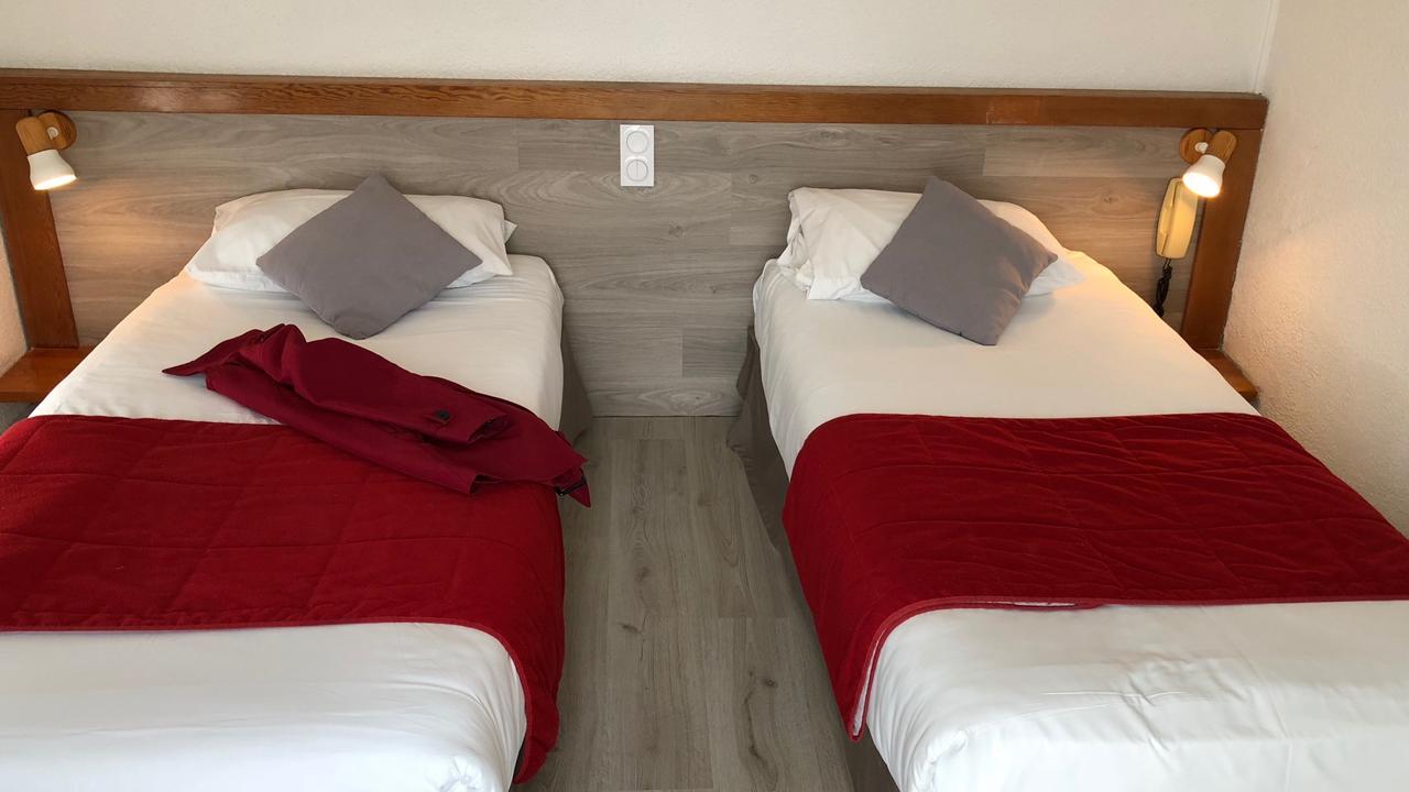Logis Hotels - Hotel Et Restaurant Les Cordeliers 卡斯特尔雅卢 外观 照片