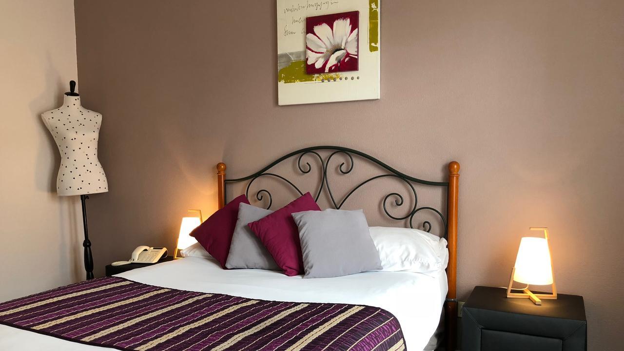 Logis Hotels - Hotel Et Restaurant Les Cordeliers 卡斯特尔雅卢 外观 照片