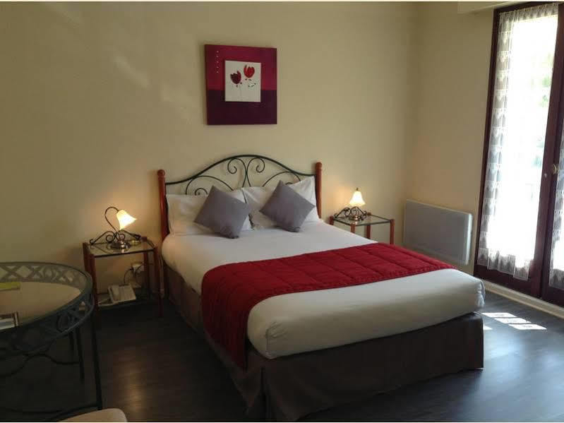 Logis Hotels - Hotel Et Restaurant Les Cordeliers 卡斯特尔雅卢 外观 照片